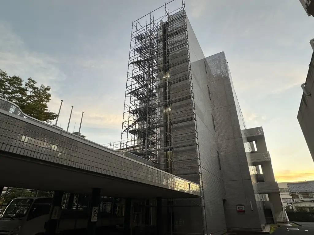 足場を組まれた建物