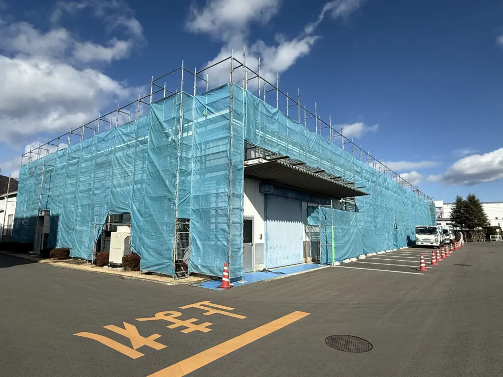 足場を組まれた建物