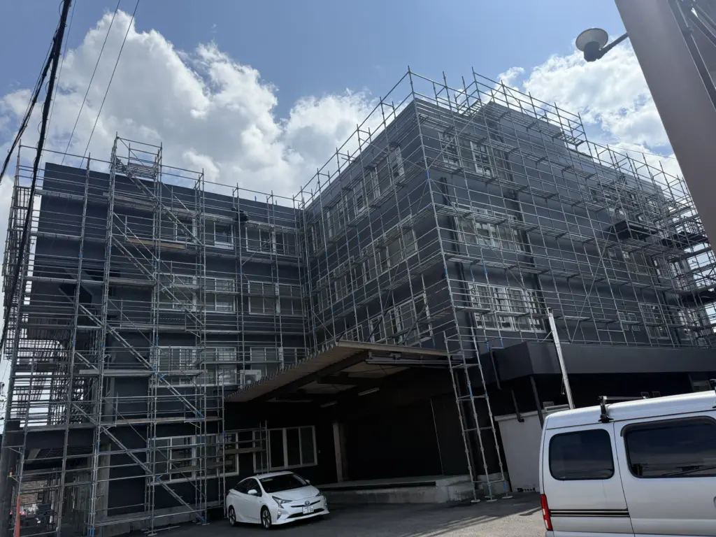 足場を組まれた建物