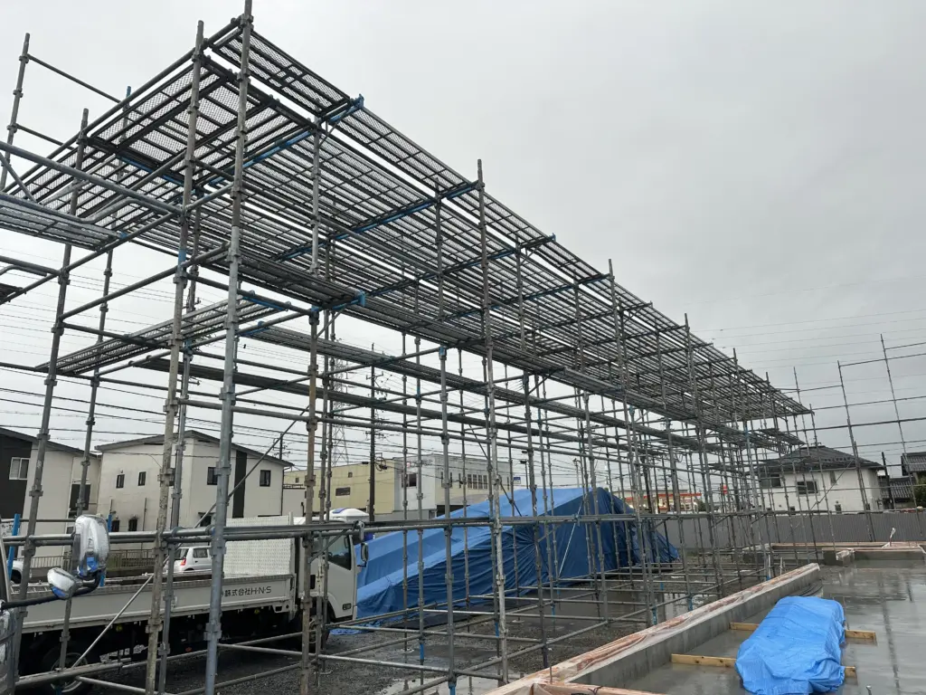 足場を組まれた建物