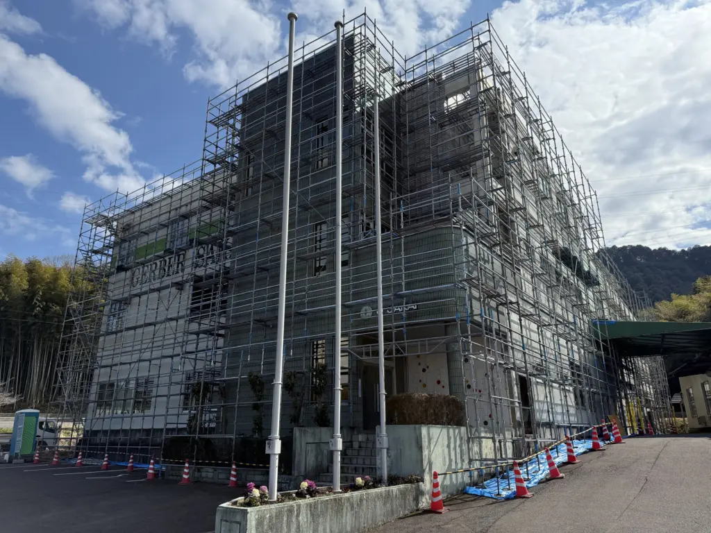 足場を組まれた建物