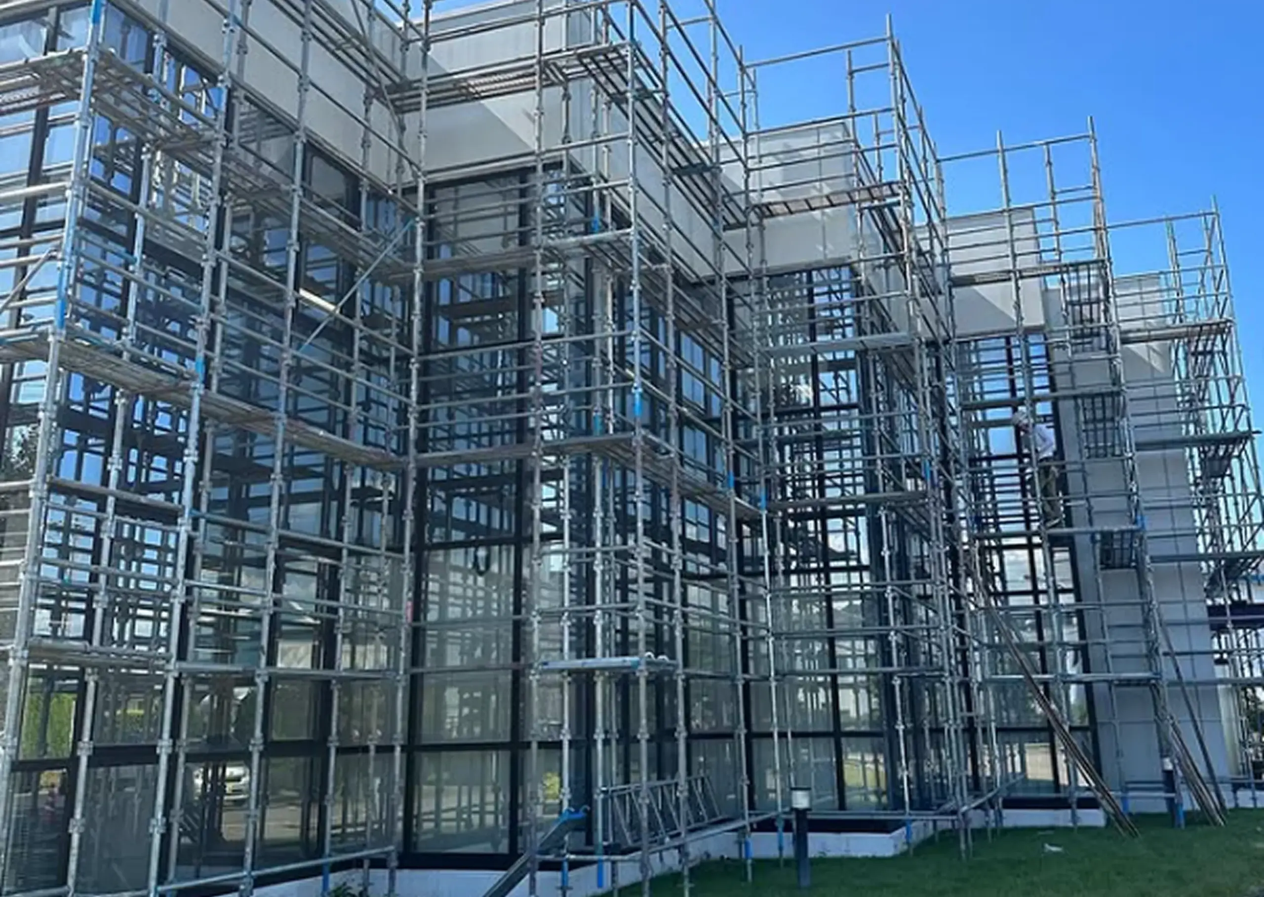 足場を組まれた建物